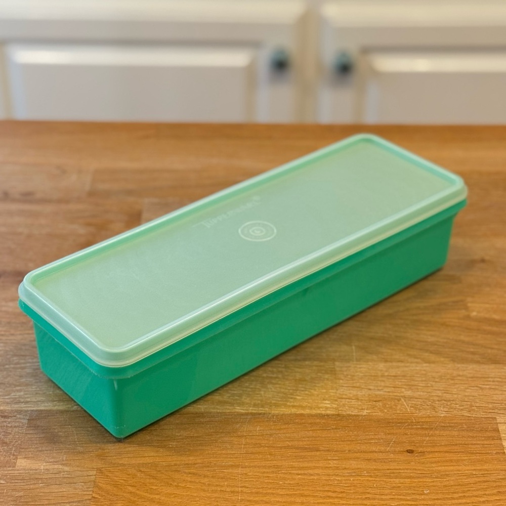 🥬 Vintage Tupperware Celery/Veggie Keeper — Green with Lid
